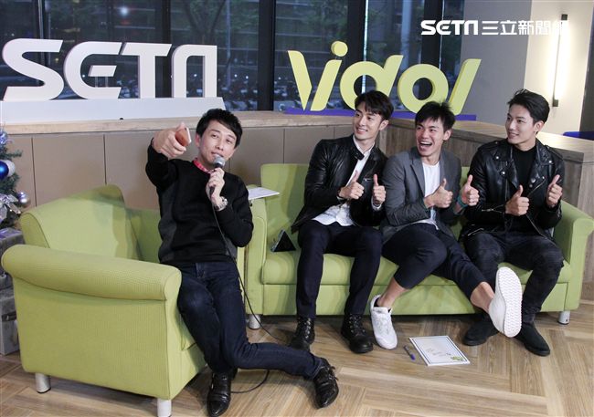 「已讀不回的戀人」仇多明、管麟、賴東賢上安安大明星直播。（記者邱榮吉/攝影）