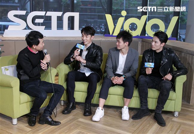 「已讀不回的戀人」仇多明、管麟、賴東賢上安安大明星直播。（記者邱榮吉/攝影）