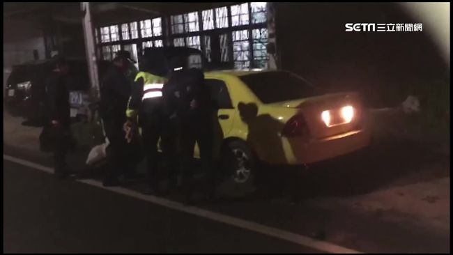 酒駕男反鎖車裝睡　遭警擊破車窗