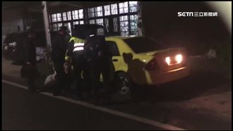 酒駕男反鎖車裝睡　遭警擊破車窗