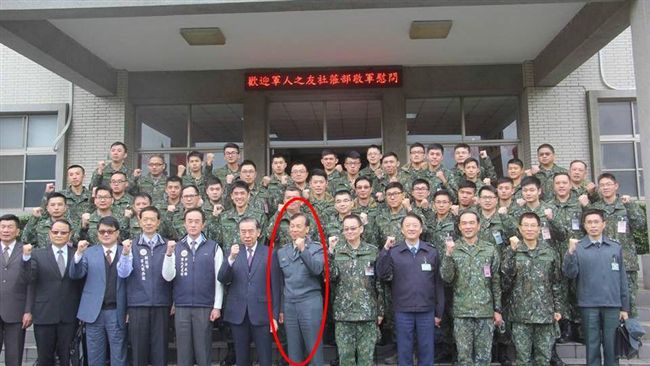 國軍新型外套窄短　職軍憂：要減肥了
