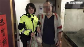 新北市永和派出所員警日前巡邏時，接獲通報有民眾請求協助，到場後才發現嚴姓一家3口家庭陷入困境，原本家中靠52歲嚴男開計程車賺錢，但因嚴男病倒，被診斷出罹患狹心症等症狀，導致職業駕照被取消無法再賺取生活費供75歲的老母親與重度障礙的弟弟使用，家中生活陷入困頓，幾乎斷炊，只剩下發霉的麵包，所幸經員警發現，大家齊力捐贈民生用品及豬肉白米，幫助嚴家度過難關。