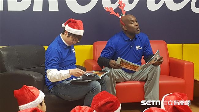 佩頓化身慈祥叔叔念故事　場面超溫馨