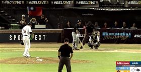 ▲中信兄弟前投手陳鴻文在澳洲職棒對決蔣智賢。（圖／截自網路）