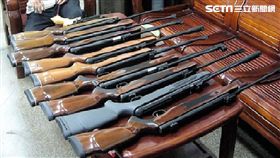 吳女騎車行經中正橋，突感右臉頰遭異物打穿，警方追查後發現，竟是車行老闆當街試槍，其中1發不慎打中吳女，警方循線逮捕老闆，及貼靶紙的李姓員工，並起獲空氣長槍1把，訊後依殺人未遂及槍砲罪送辦（翻攝畫面）