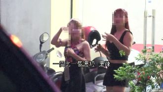 高雄「排毒路」　入夜低胸短裙妹攬客