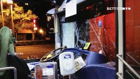 公車撞進店1800