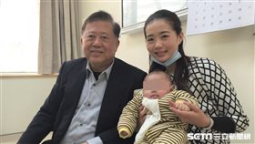 魏崢醫師與鍾姓患者母子開心合影。（圖／童綜合醫院提供）