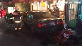 北市汽車撞進小吃攤起火冒煙 圖／翻攝畫面