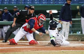 ▲中職聯隊梁家榮滑回本壘得分。（圖／中華職棒提供）