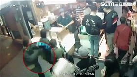 台北市大同分局接獲線報，指出觀光夜市遭外籍扒竊集團入侵，警方率隊前往夜市埋伏，該集團再度現身行竊，警方一擁而上逮捕2男1女，訊後將3人依竊盜罪送辦。（翻攝畫面）