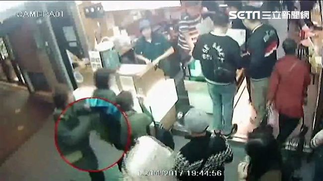 男扮女裝躲警查緝　越籍扒手偷遍夜市