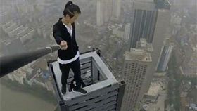 大陸極限高空挑戰第一人墜樓不治。（翻攝自北京青年報）