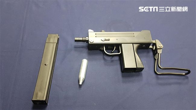 屁孩等人拿槍試射　國小窗戶現6彈孔