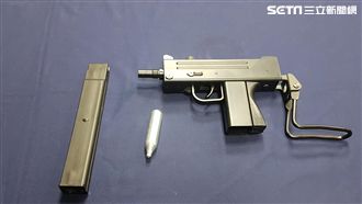 屁孩等人拿槍試射　國小窗戶現6彈孔