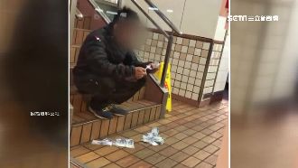 有錢就是任性！他點火燒3萬元真鈔