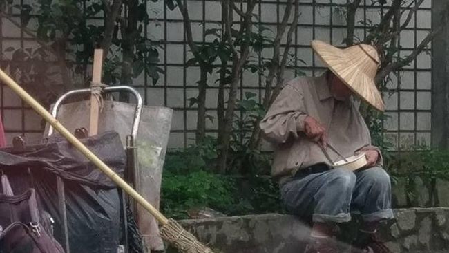 頂著15度寒風…阿伯拿垃圾夾吃便當