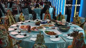 有夠大咖！婚宴請16尊坐「神明桌」