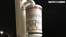 台北市北投區1名中年男子，前往大業路的公車亭等車時，拿出鐵槌猛敲站牌玻璃，過程全被路人錄影PO網，警方昨晚執行網路巡邏，立即主動介入偵辦（翻攝畫面）