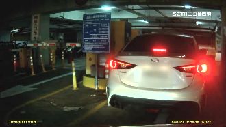 逢甲排隊停車遭插隊　女駕駛發飆了