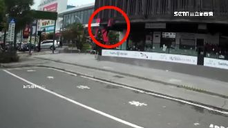 驚悚！騎士等紅燈　女子竟從眼前墜樓