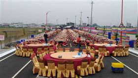 太豪華了！日前有網友參加一場有570桌12人的喜宴，且又不收紅包，讓他直呼是場「霸氣流水席」，其他網友看到後紛紛調侃，「這個敬酒應該要用滑板車了！」（圖／翻攝自爆廢公社）