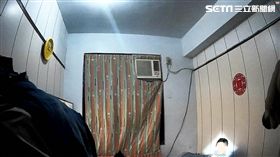 陳男因天候變化導致心情欠佳，竟接廚房瓦斯至房間輕生，警消獲報趕抵現場，除佈水線進行警戒外，還隔房門與陳男溝通，終於勸他打消念頭（翻攝畫面）