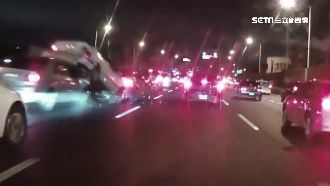 駕駛失神直直衝　前方轎車車尾遭鏟起