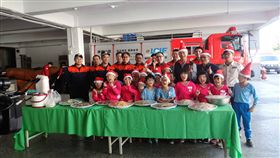 太暖心了！屏東民和國小小朋友為了體恤消防叔叔的辛勞，請消防人員吃一頓安心豐盛的午餐，其中一名小朋友表示，「消防車很貴捐不起，只能請吃頓熱騰騰的飯。」讓在場的消防人員聽後相當感動、暖心。（圖／翻攝自屏東分隊臉書）