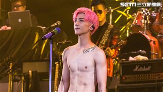 畢書盡脫了！徒手撕爆衣服man炸