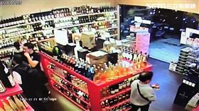 李男與程女相偕前往林森北路的洋酒行，竊取日本山崎及麥卡倫21年威士忌，所幸店員及時發現搶下背包，警方循線前往桃園楊梅逮人，訊後依竊盜罪函辦（翻攝畫面）