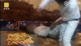 中國大陸,青海,男童偷錢被父親用皮鞭抽打潑冷水（圖／翻攝自網易視頻）