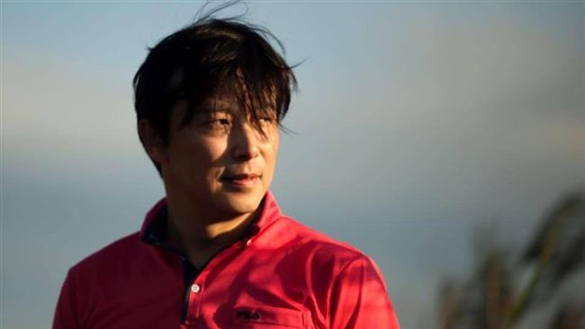 花系列小生路邊脫衣　汗衫大叔吹冷風