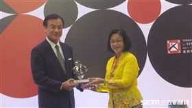 民主基金會董事長、立法院長蘇嘉全頒獎馬來西亞「乾淨與公平選舉聯盟2.0」。（記者盧素梅攝）