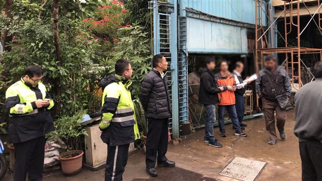 賭場藏違建鐵皮　見政府鐵腕屋主自拆