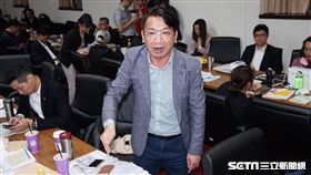 立法院衛環委員會晚間延長開會聯席審查勞基法修正案，時代力量立委徐永明 圖／記者林敬旻攝