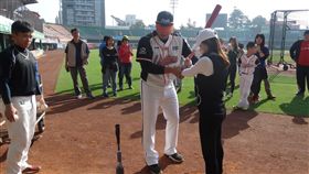 台南大學管理學院EMBA與統一獅合作棒球體驗活動。（圖／統一獅提供）