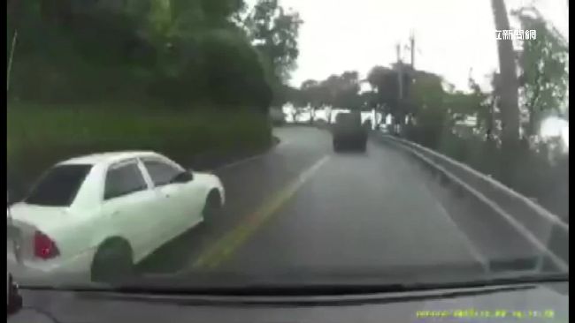 自小客跨雙黃超拖板車　撞飛對向騎士