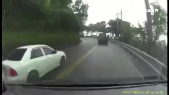 自小客跨雙黃超拖板車　撞飛對向騎士