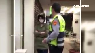飲料店優惠認知不同　婦人爆氣踢櫃子