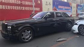 勞斯萊斯被撞　駕駛要肇事男「賣房子吧」
微博