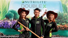 ▲紐崔萊心騎日活動大使陳彥博、艾蜜絲、林尹樂置身紐崔萊有機農場化身為農夫。（圖／大漢集團提供）