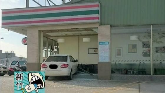 轎車撞碎超商玻璃　網友笑：擦太乾淨