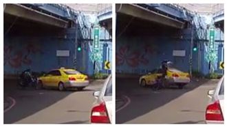 機車闖紅燈擊落小黃　騎士騰空飛起