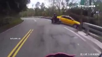 急閃小黃　騎士「飄移」撞車險墜谷