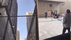 大陸,陝西,西安,跳樓,墜樓,自殺,勸阻,保全,爭吵,吵架,衝擊　圖翻攝自都市快報