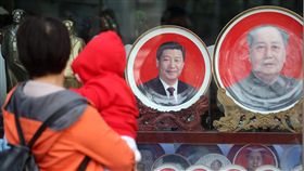 中共19大在即　民眾淡定面對（1）中共19大專題中共19大即將在18日召開，北京市各項維穩管控措施升級，但天安門廣場外民眾並未受警戒氣氛影響，依然淡定旅遊。圖為民眾觀看中共總書記習近平周邊商品。中央社記者吳家昇攝　106年10月16日