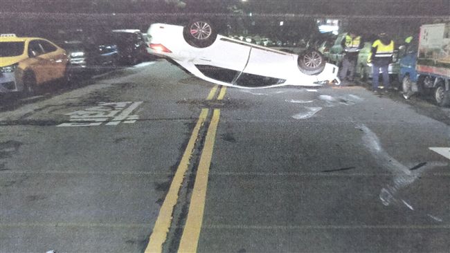 男酒駕自撞翻車　被逮辯：以為酒退了
