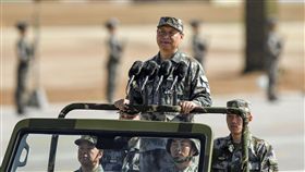 中共19大前  軍方布局底定在外界還在揣測中共19大政治局常委名單之際，有分析指出，大陸軍方的人事布局已大致底定，符合中共「先軍後政」的原則。圖為中共中央軍委主席習近平在中共解放軍建軍90周年校閱軍隊。（中新社提供）中央社  106年10月4日