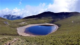 天使的眼淚　埋藏搜救英雄的故事位於台東縣三叉山上的嘉明湖，海拔約3300公尺，素有「天使的眼淚」之稱，近年有許多登山客造訪，但鮮少人知道，美麗的湖畔旁有一個「無名塚」（左側石堆），埋葬著72年前一段可歌可泣的故事。中央社記者盧太城台東攝　106年12月10日